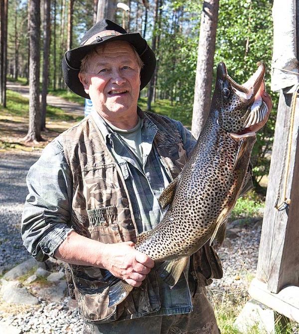 Esko Hietala ja Kuusinkijoen taimen 5,2 kg.